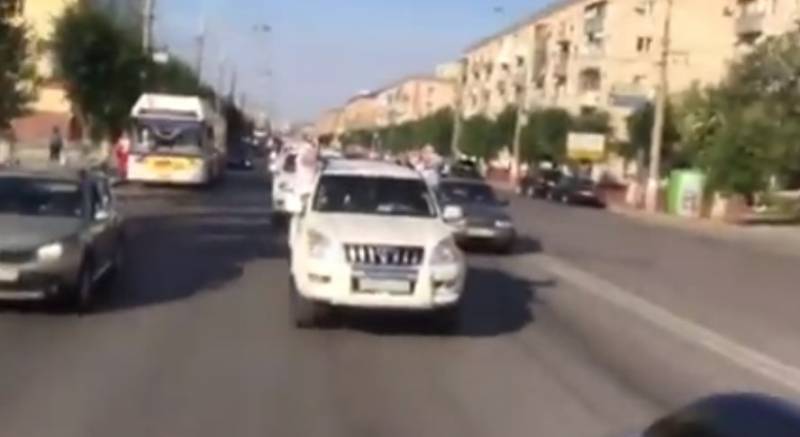 Выпускники академии МВД в Волгограде устроили заезд на Land Cruiser