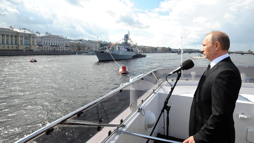 Владимир Путин принял парад ВМФ на Неве