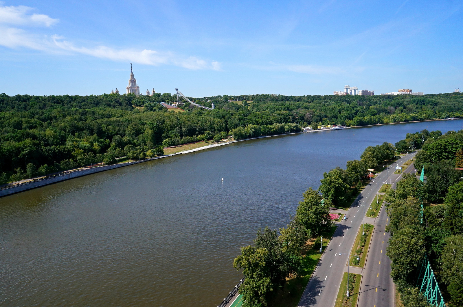 Мужчина погиб в Москве, спасая тонущую девушку
