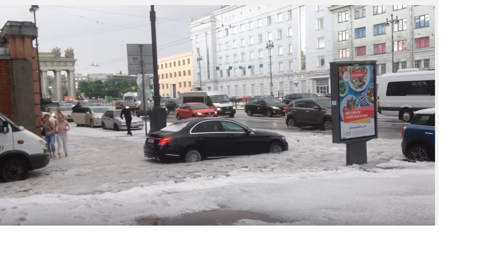 Град в Санкт-Петербурге посреди лета - традиция