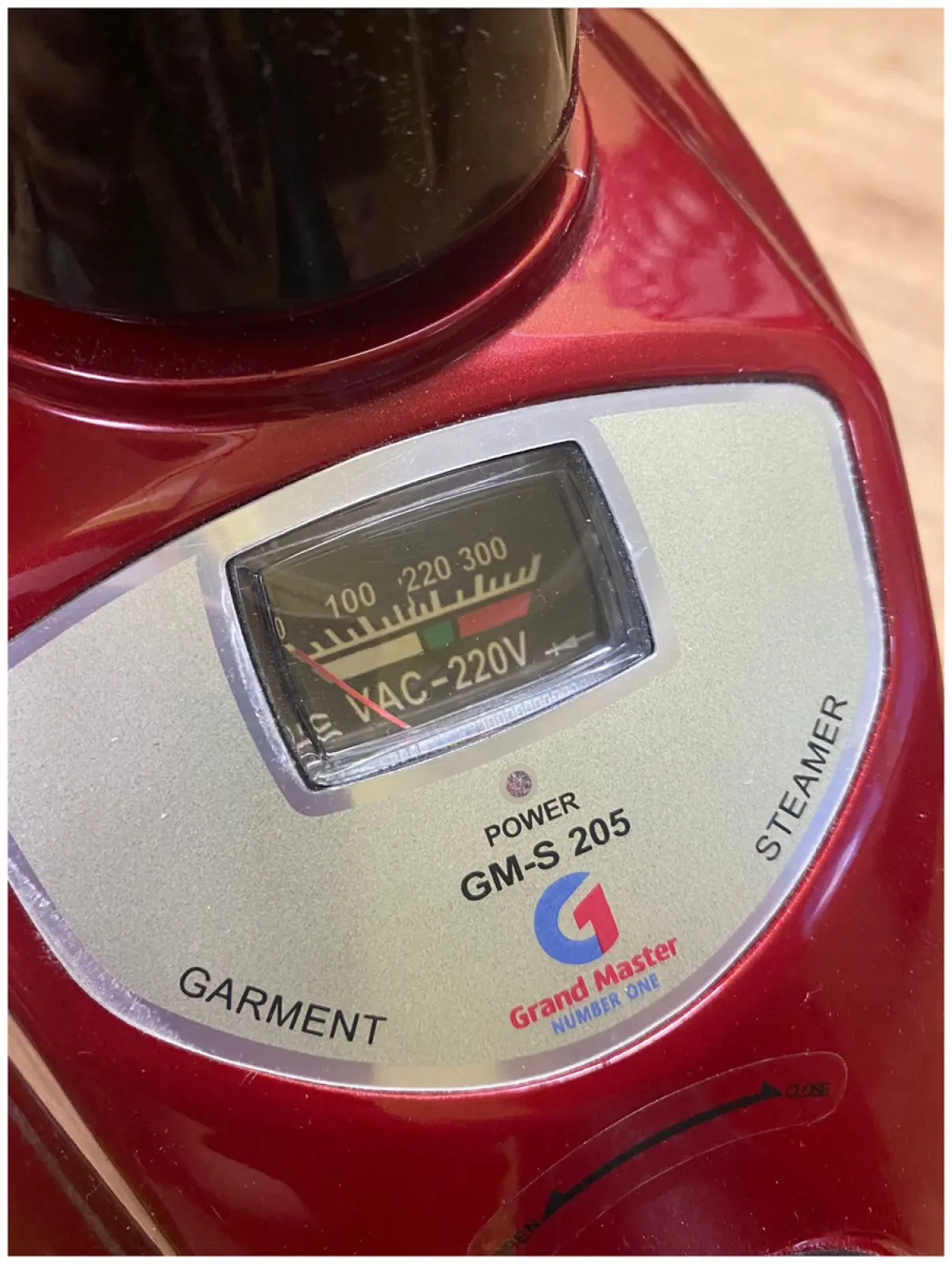 Отпариватель для одежды Grand Master GM-S 205 Professional красный