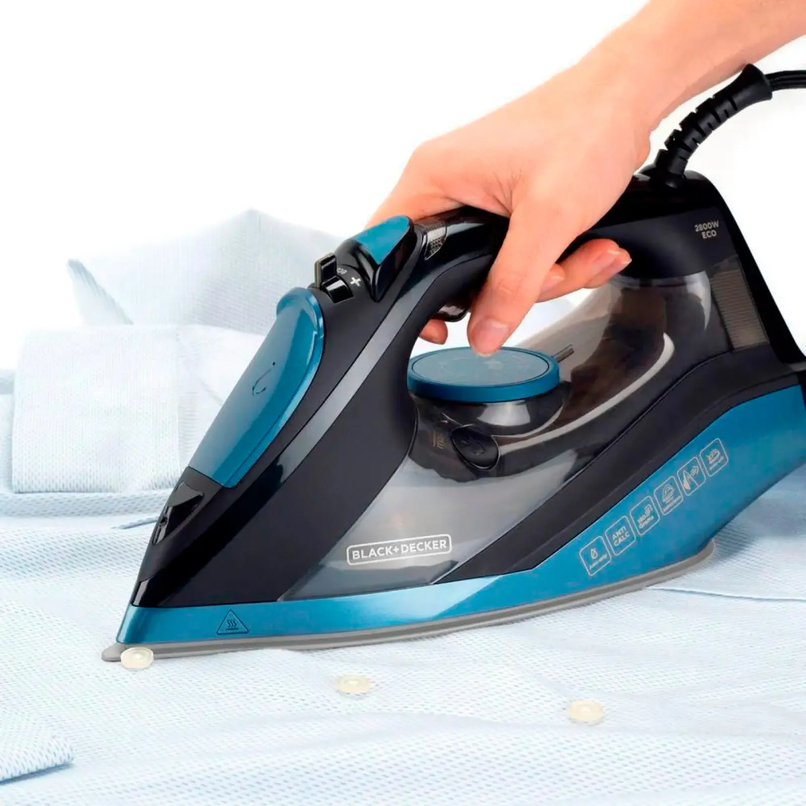 Утюг Black+Decker BXIR2801E, керамическая подошва, 2800 Вт, автоотключение