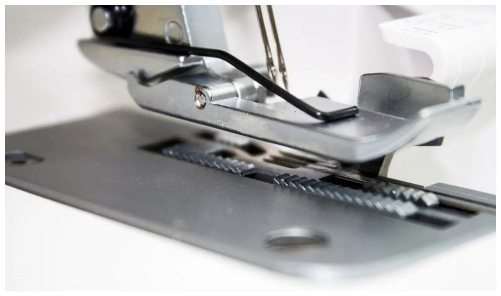 Оверлок Janome HQ-090D белый