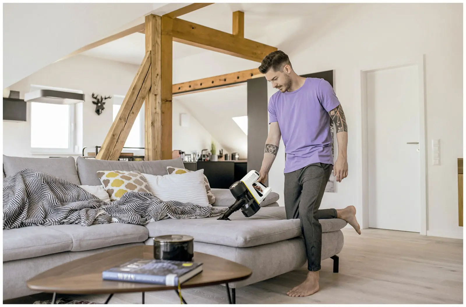 Пылесос вертикальный Karcher VC 4 Cordless myHome, белый (1.198-630.0)