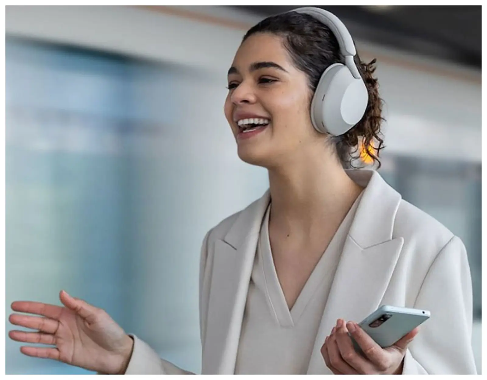 Беспроводные накладные наушники Sony WH-1000XM5 серебристый