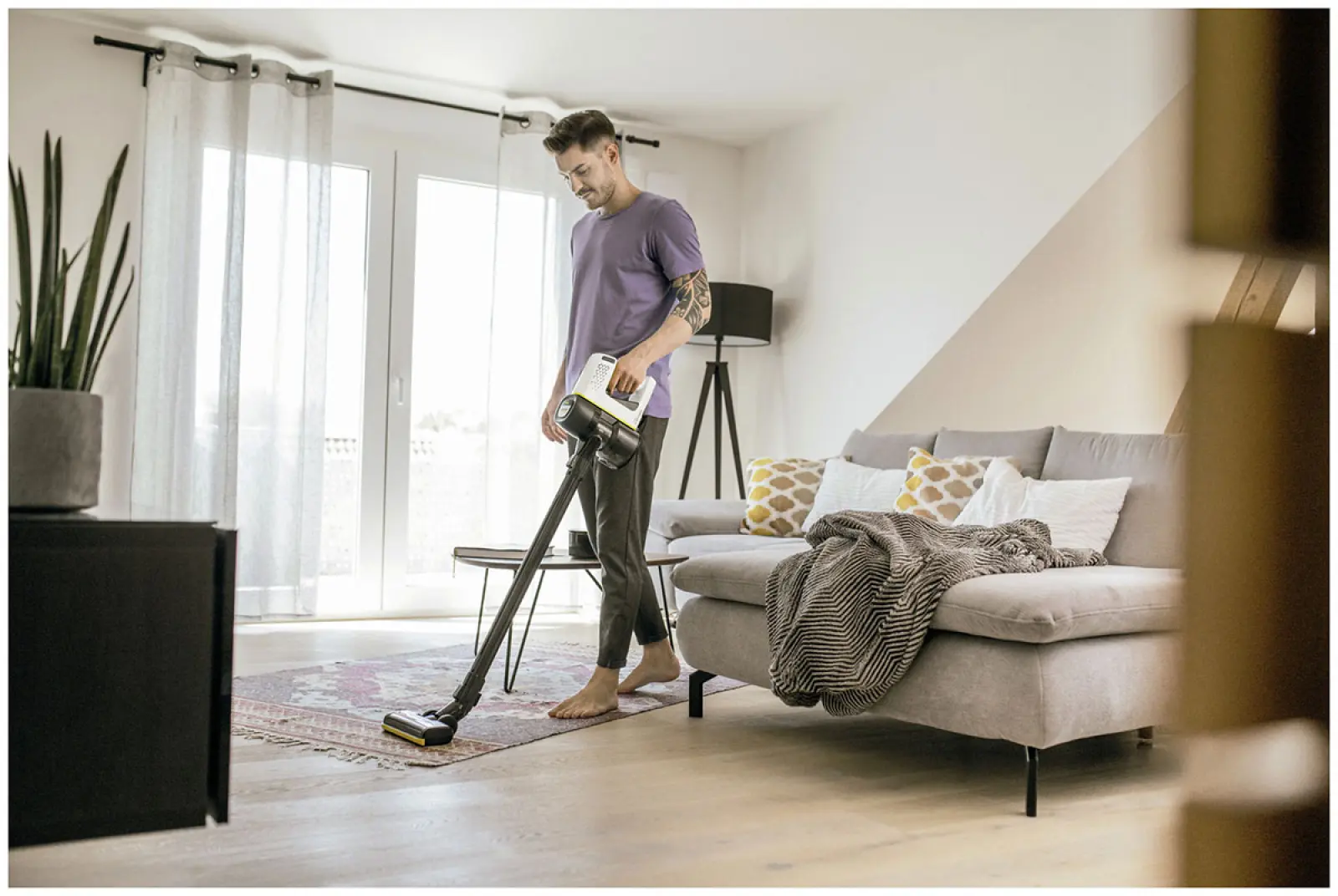 Пылесос вертикальный Karcher VC 4 Cordless myHome, белый (1.198-630.0)