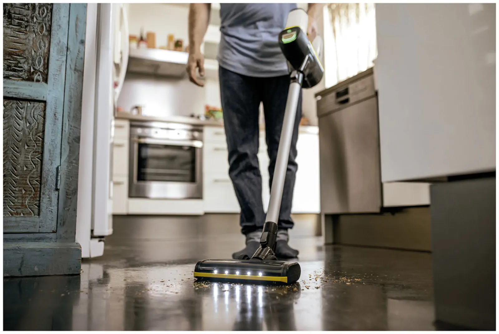 Пылесос вертикальный Karcher VC 6 Cordless ourFamily, белый (1.198-670.0)
