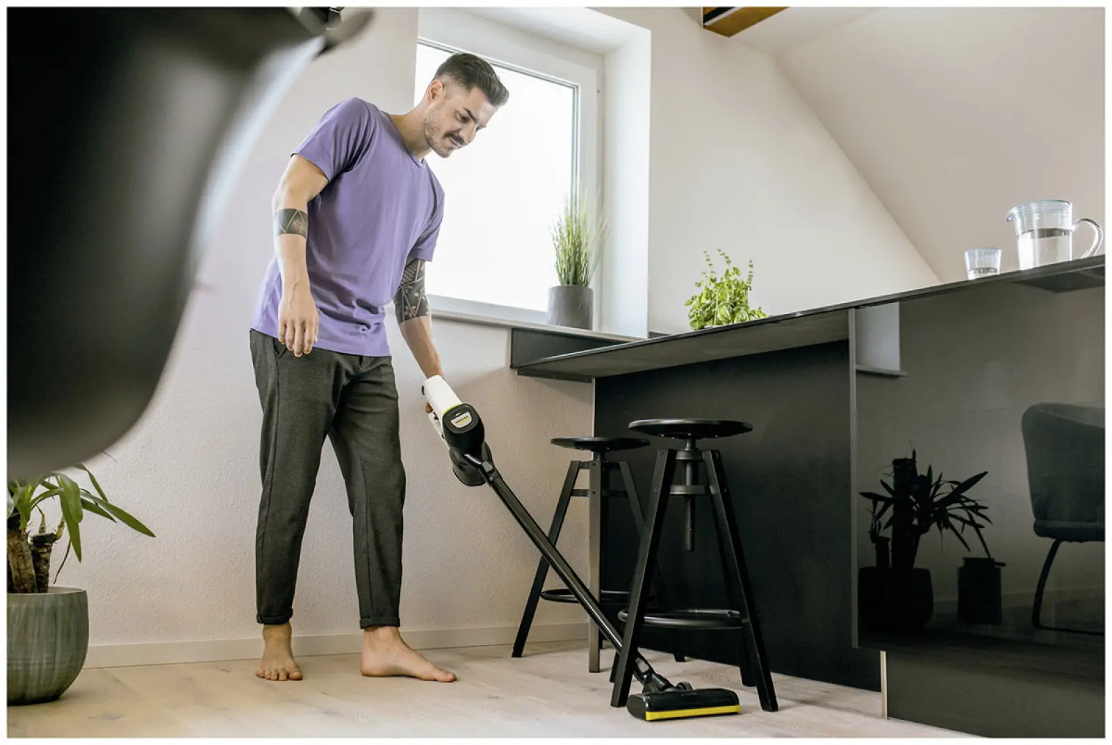 Пылесос вертикальный Karcher VC 4 Cordless myHome, белый (1.198-630.0)