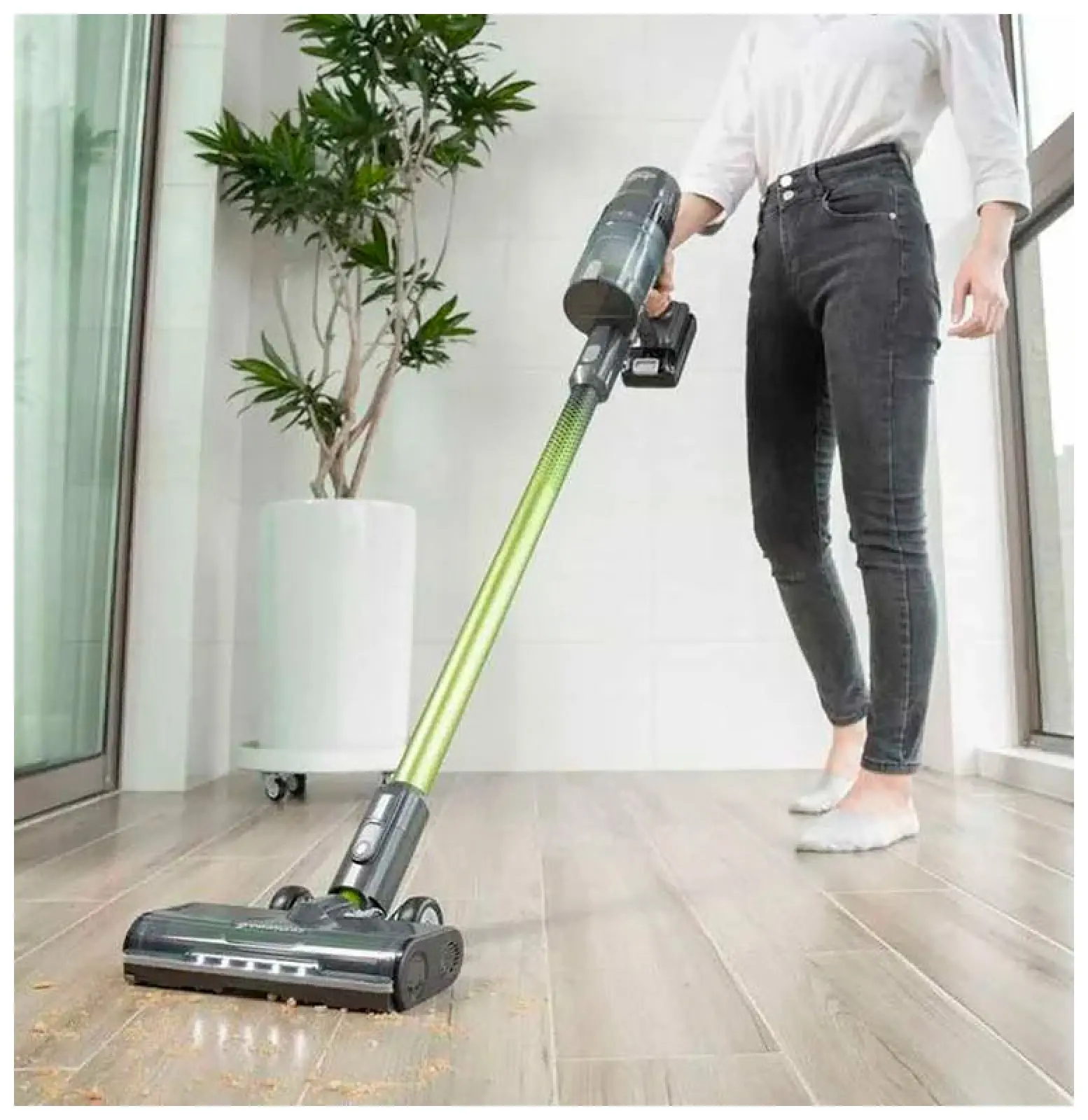 Пылесос вертикальный аккумуляторный Greenworks GD24SV, 24V, 500 Вт, 20 кПа, 1х4 Ач, зу 2А, 4 насадки (4701407UB)