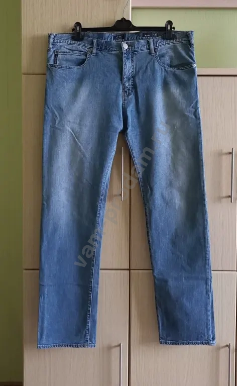 Джинсы Armani