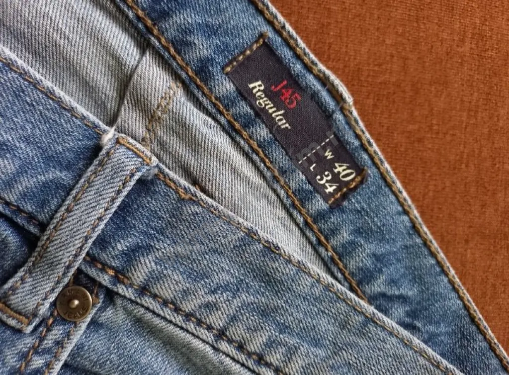 Джинсы Armani
