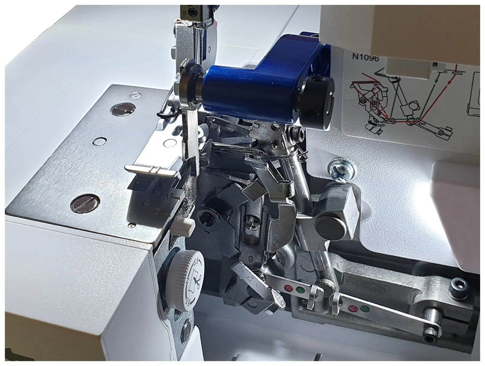 Оверлок Merrylock 220 белый