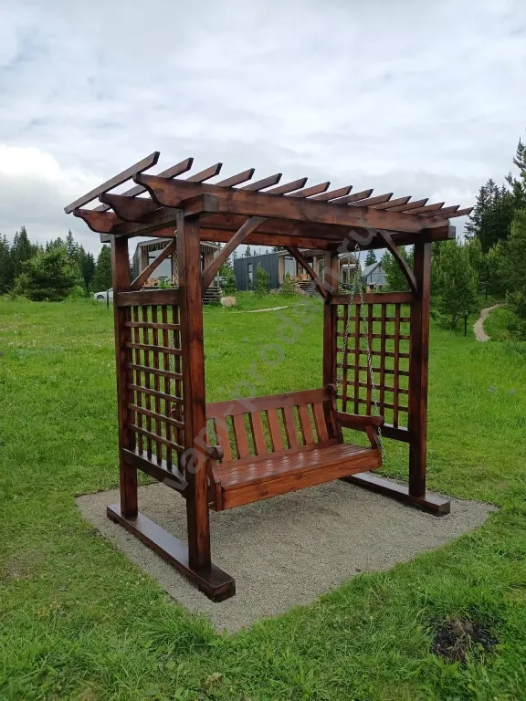 Пергола со встроенной скамейкой