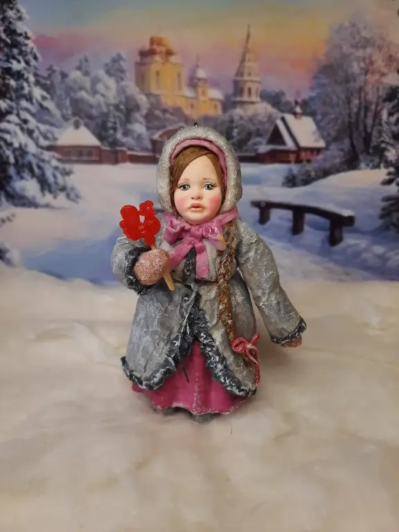 Ватная игрушка девочка с леденцом