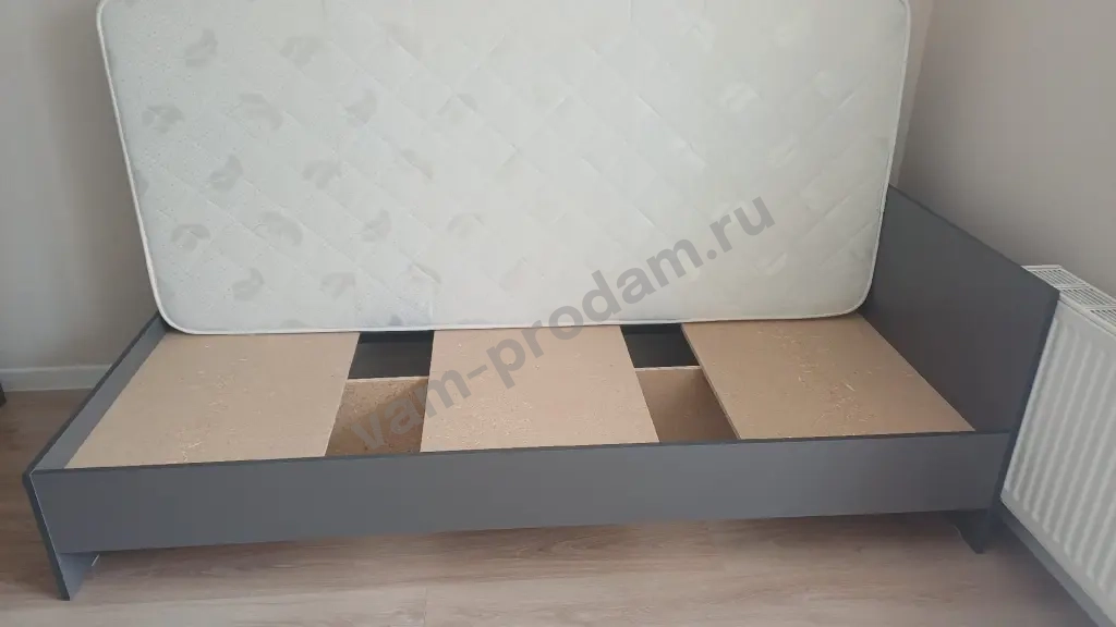 Кровать с матрасом в отличном состоянии