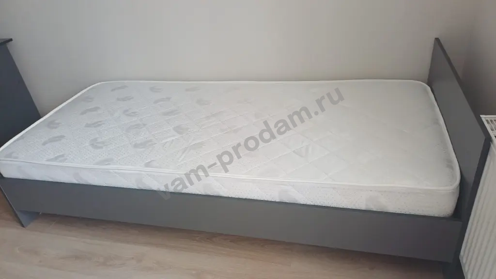 Кровать с матрасом в отличном состоянии
