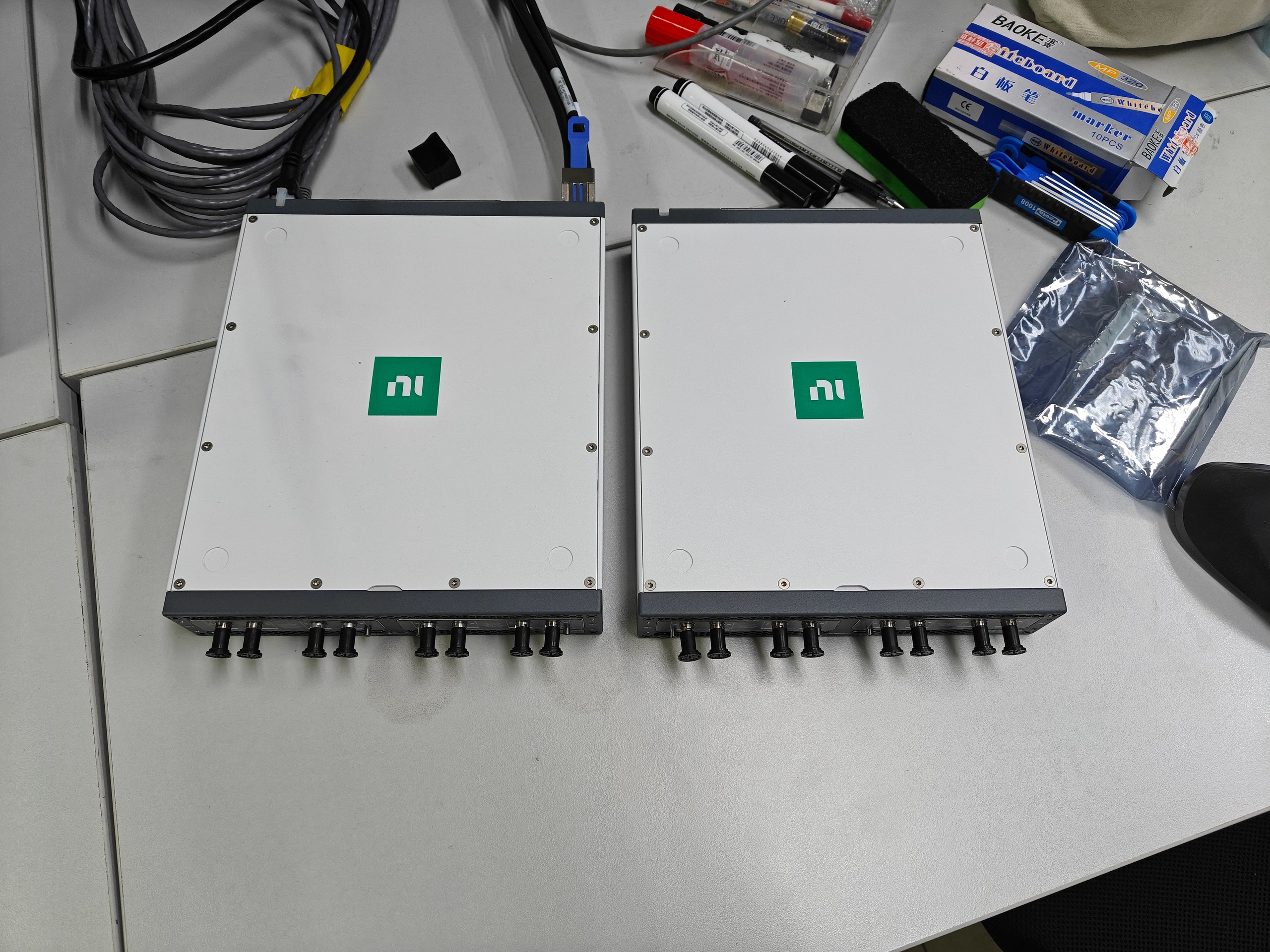 Вот мои неиспользуемые устройства USRP, включая B200mini, B210, X310 и X410. Они…