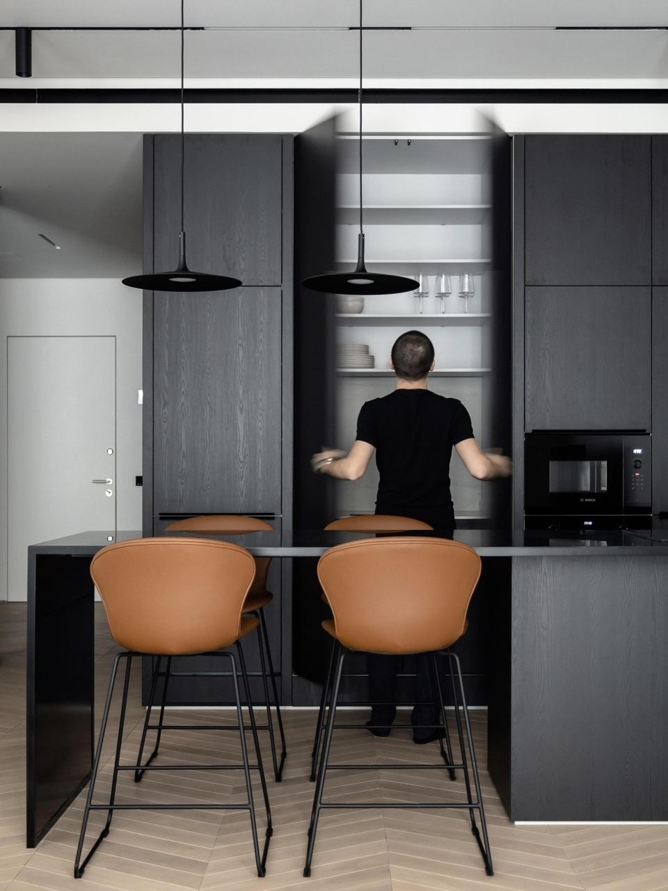 Команда Archjoint создала минималистичный интерьер, выстроенный на контрасте чёр…