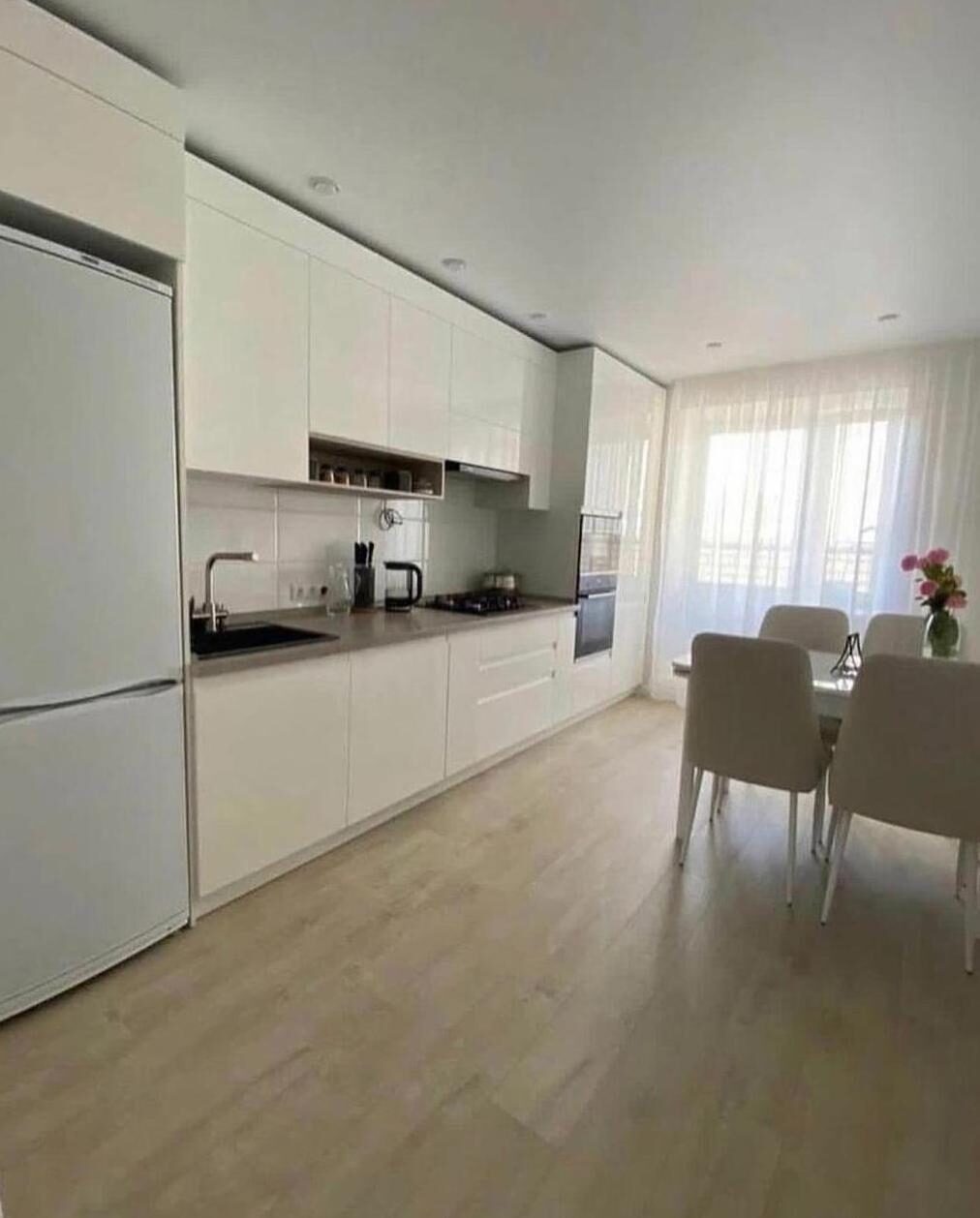 Очень ненавязчивый и базовый интеρьеρ