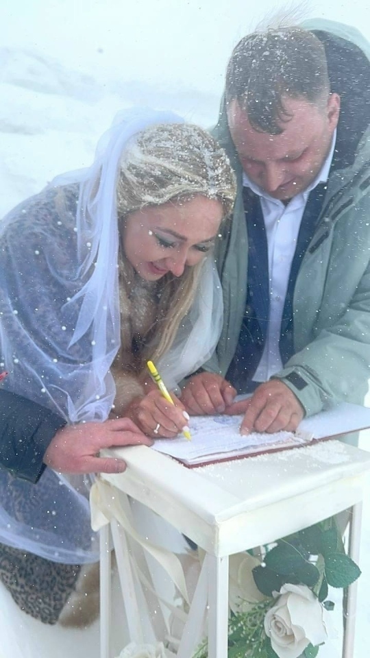 Влюбленные обменялись кольцами на вершине Эльбруса 
 
Пока одни парочки выбирают…