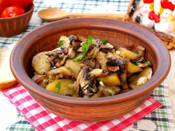 🍽 Простой рецепт жареной картошки с грибами 🌿 
 
Ингредиенты: 
🥔 Картофель — …