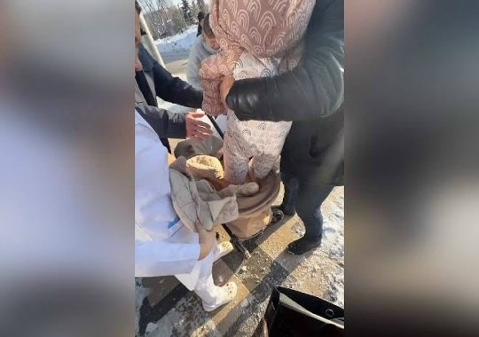 Глыба льда едва не убила младенца, рухнув на коляску в Москве 
 
Инцидент произо…