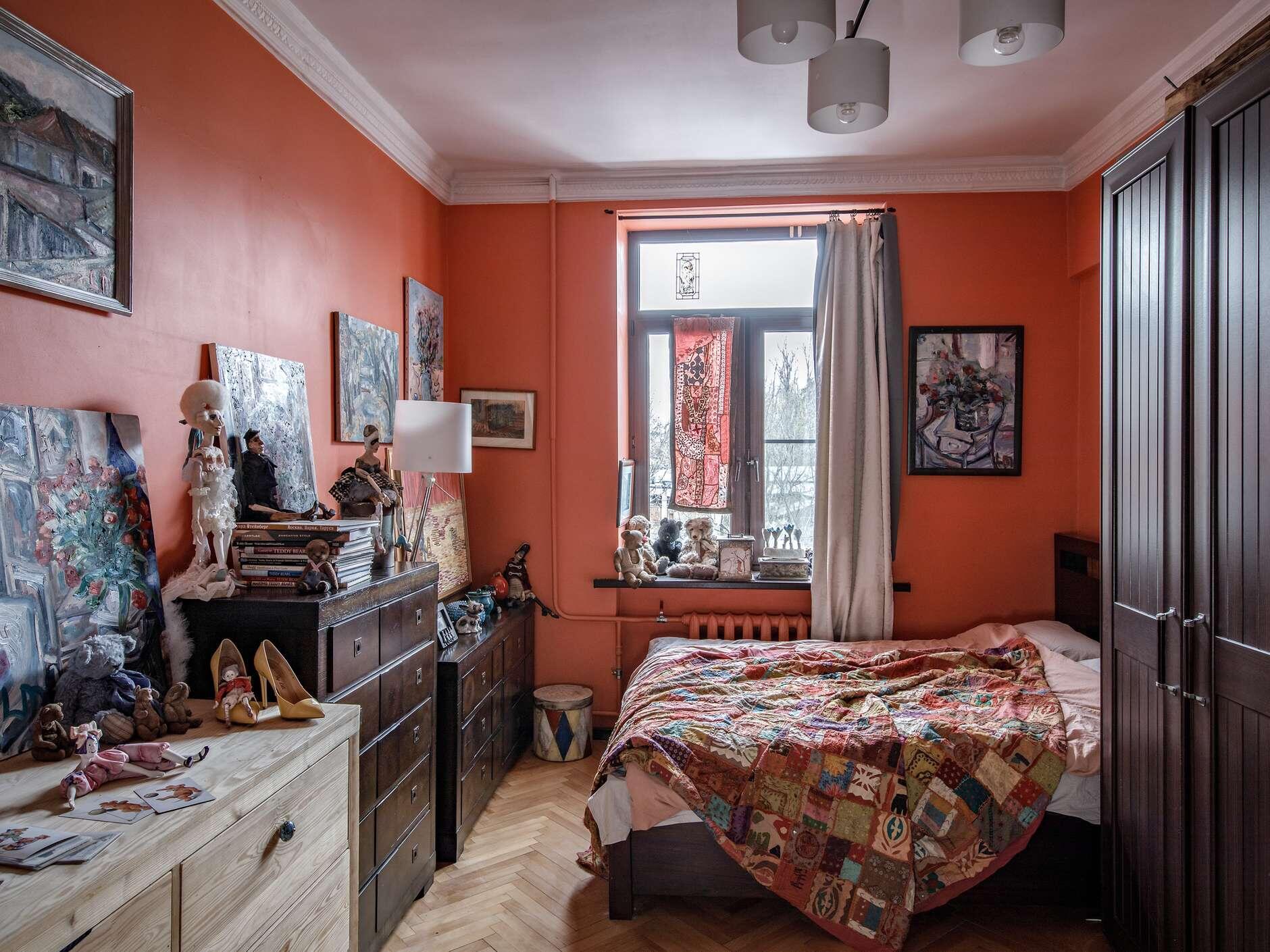 Творческая атмосфера с элементами старины в сталинке 80 м² для семьи художников
…