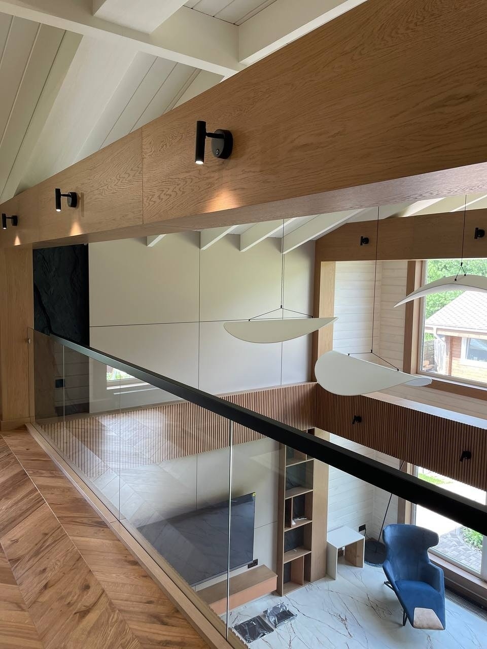 Когда картинка оживает.
Впереди фото, за ними проект.

Автор проекта: студия 2HB
