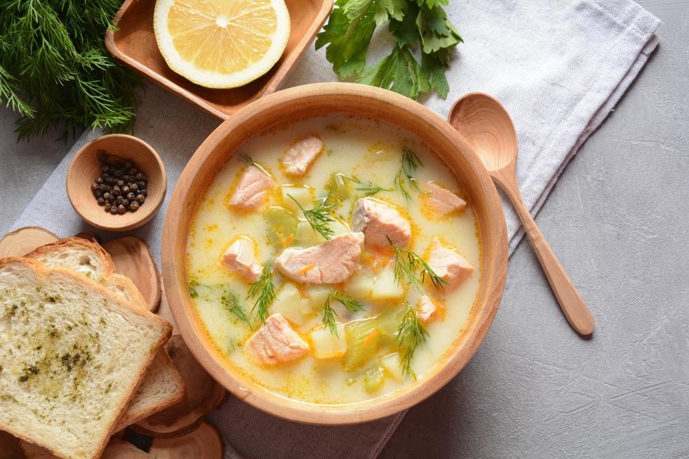 Финская сливочная уха (Лохикейто) 🐟🥄 
 
Ингредиенты:
- Красная рыба (лосось ил…