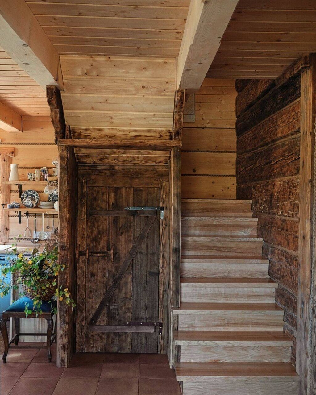 Маленький бревенчатый дом с потрясающей атмосферой внутри🏠