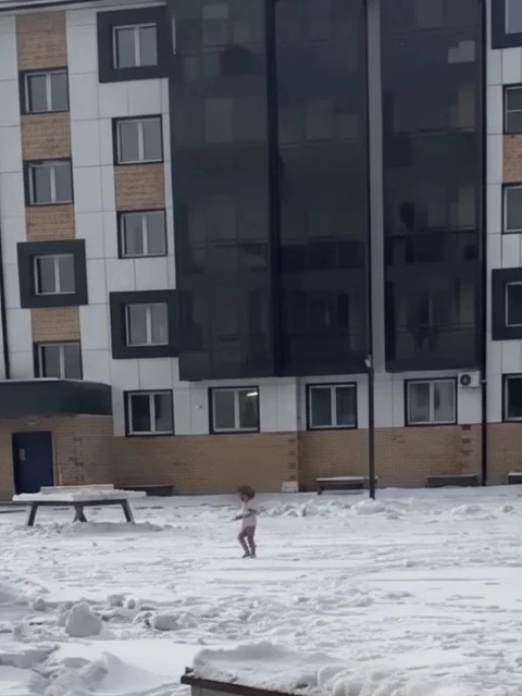 «В одних колготках по снегу при −35»: в Туве прохожий спас 3-летнюю девочку 
 
В…