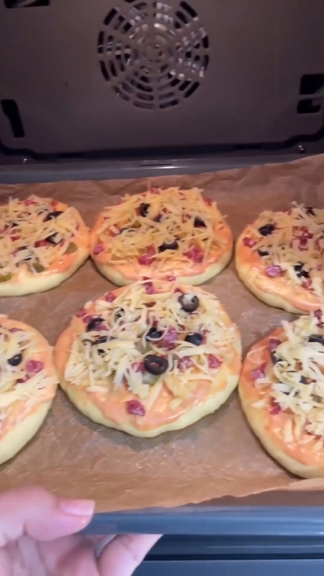 Школьная пицца 🍕

**Компоненты:**

**Опара:**

- Дрожжи: 11 г  
- Сахар: 40 г  …