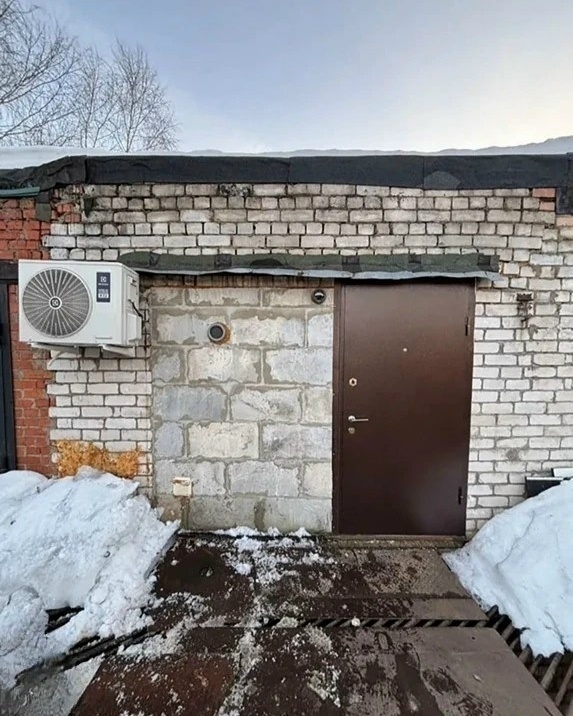 В подмосковной Лобне обнаружен уникальный гараж-резиденция, поражающий невиданно…