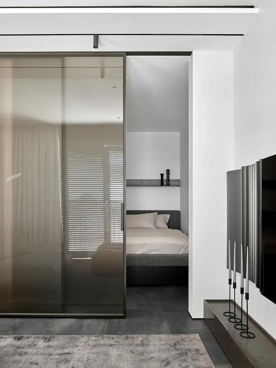 Скрытая кухня и эффектная ТВ-зона: квартира 48 м² в Новосибирске