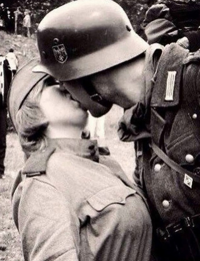 📸 Фальшивки в XXI веке: история популярной фотографии "поцелуя" немецкого солда…