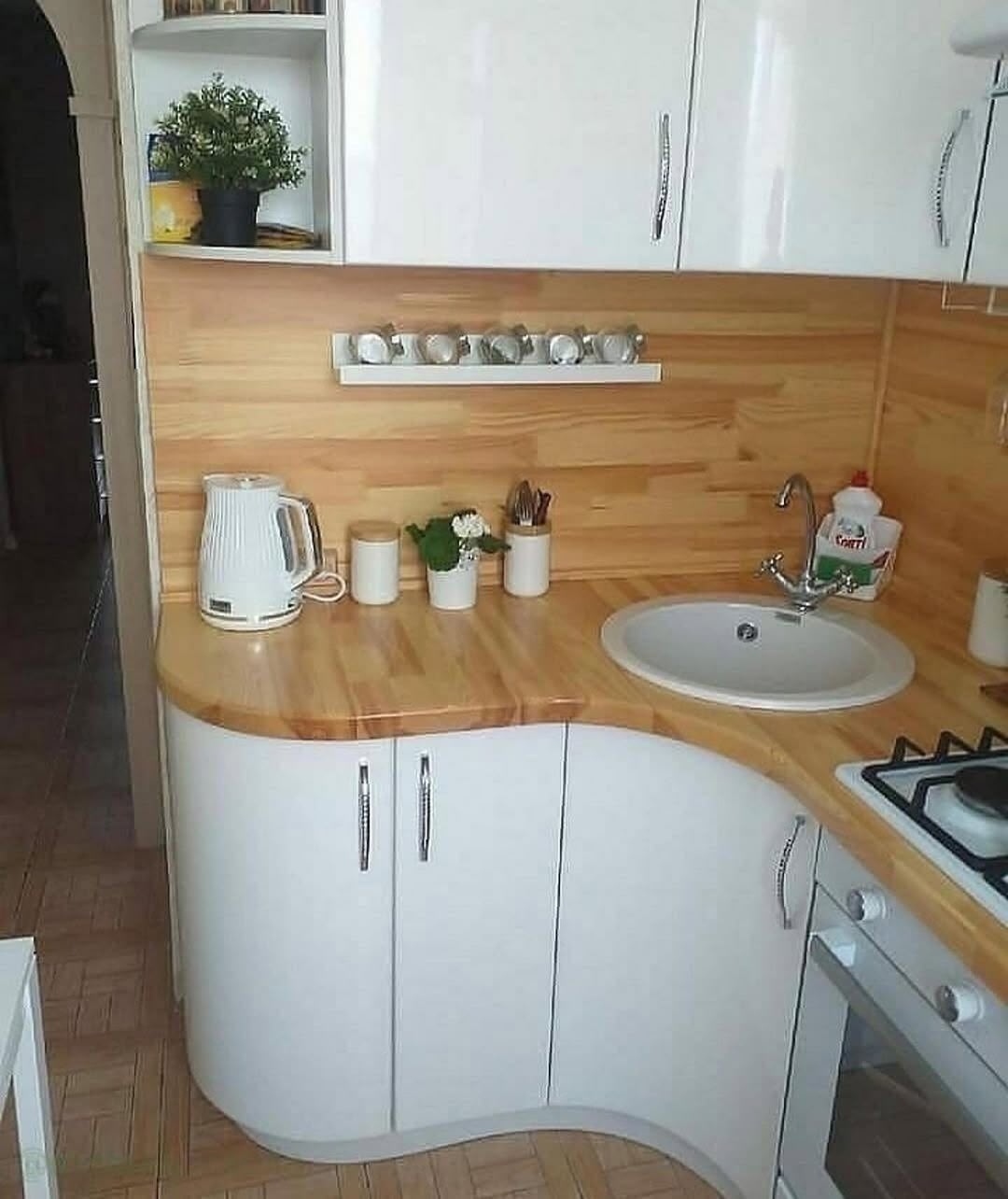 Оцените ремонт небольшои‌ кухни.
