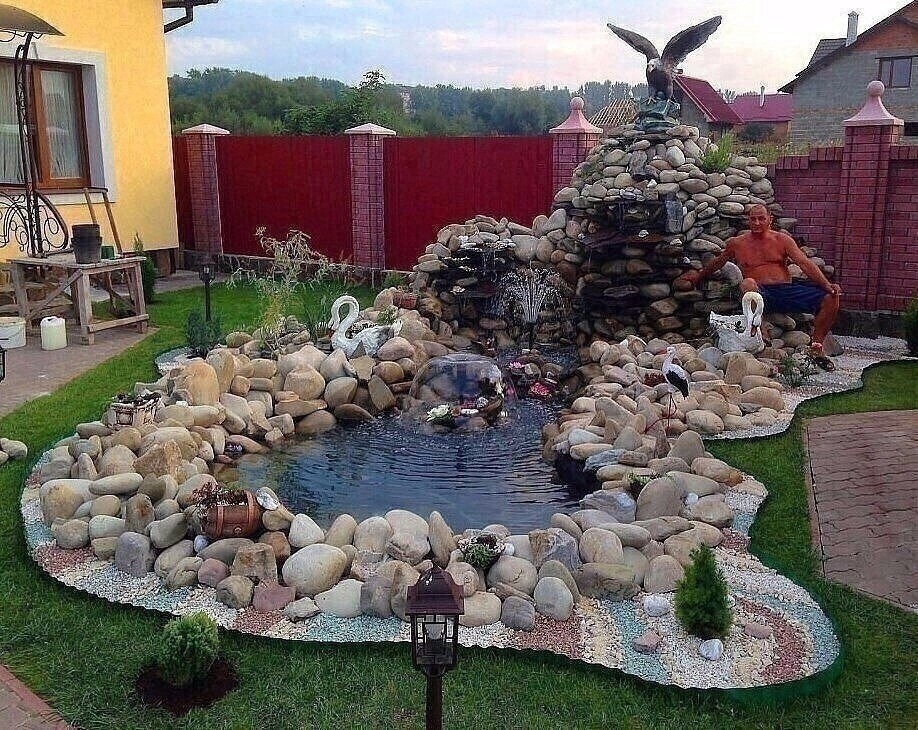 Шикарный дачный водоем.