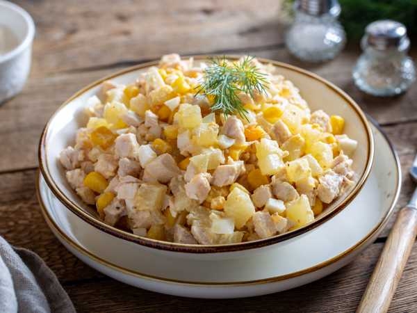 Легкий салат с курицей и ананасами 
 
Ингредиенты: 
- Куриное филе — 300 г 
- Ан…
