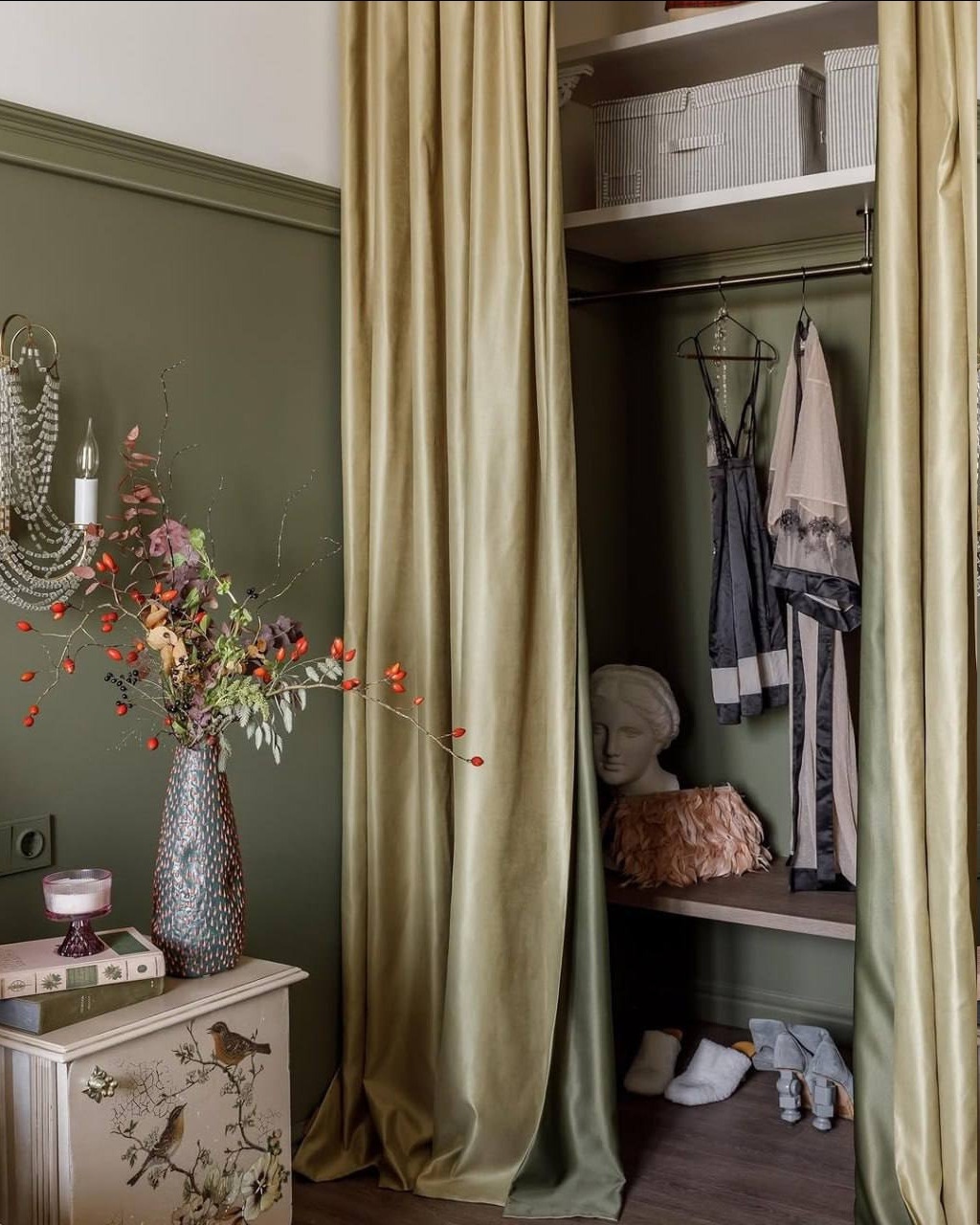 Необычная квартира: яркие акценты, смелые решения и антикварные предметы.