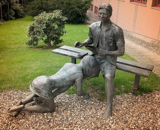 Лавочка порока — скульптура, установленная в Праге в 2001 году. 
 
Бронзовая жен…