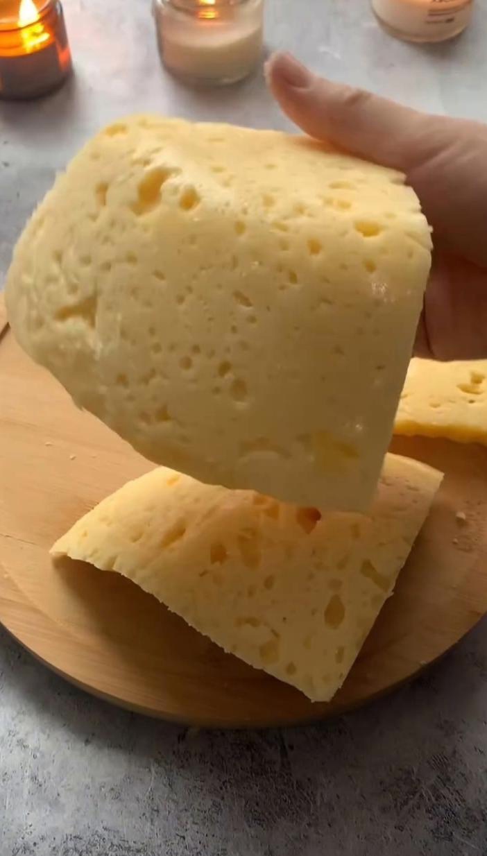 СЫРОК, ПРИГОТОВЛЕННЫЙ ДОМА 🧀

Что понадобится:
- ⏺ 1 литр молока
- ⏺ 1 кг творо…