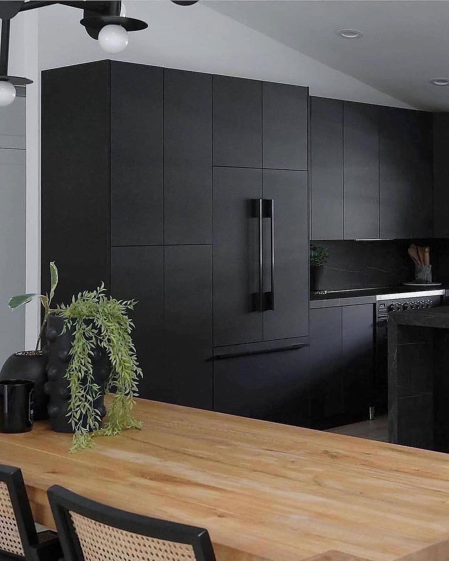 Только посмотрите, каким шикарным может выглядеть полностью черный интерьер, кот…