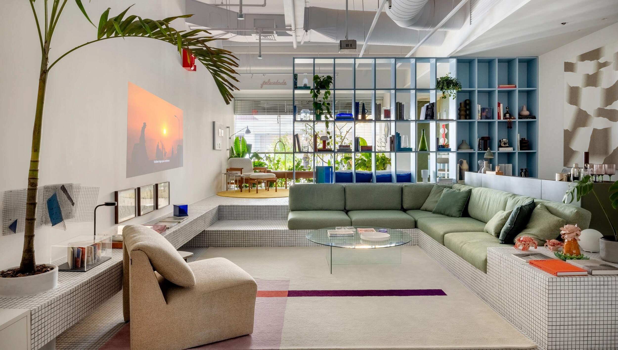 Даже если вы не любитель лофта, решение с красным угловым столиком вам наверняка…