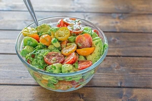 🌿 Летний зелёный салат с авокадо 🌞 
 
Ингредиенты:
- 🥗 Большой пучок свежей з…