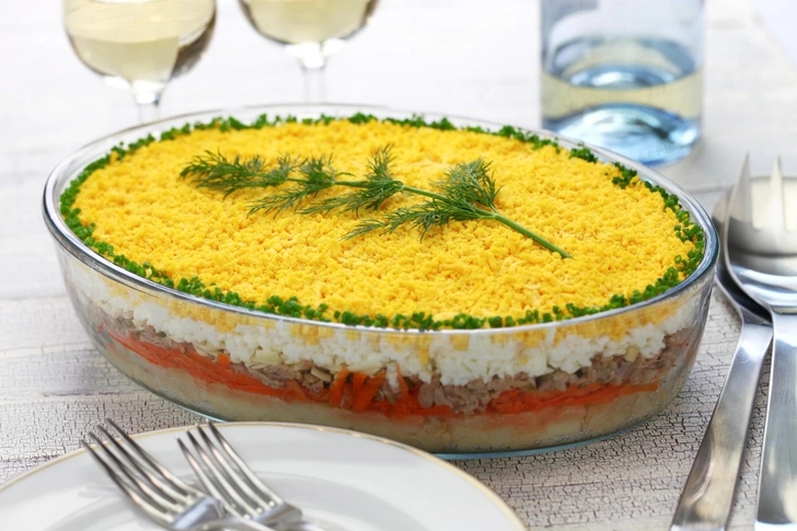Салат "Мимоза" 🌼🐟 
Нежнейший слоёный салат с рыбой – праздничный и воздушный, …