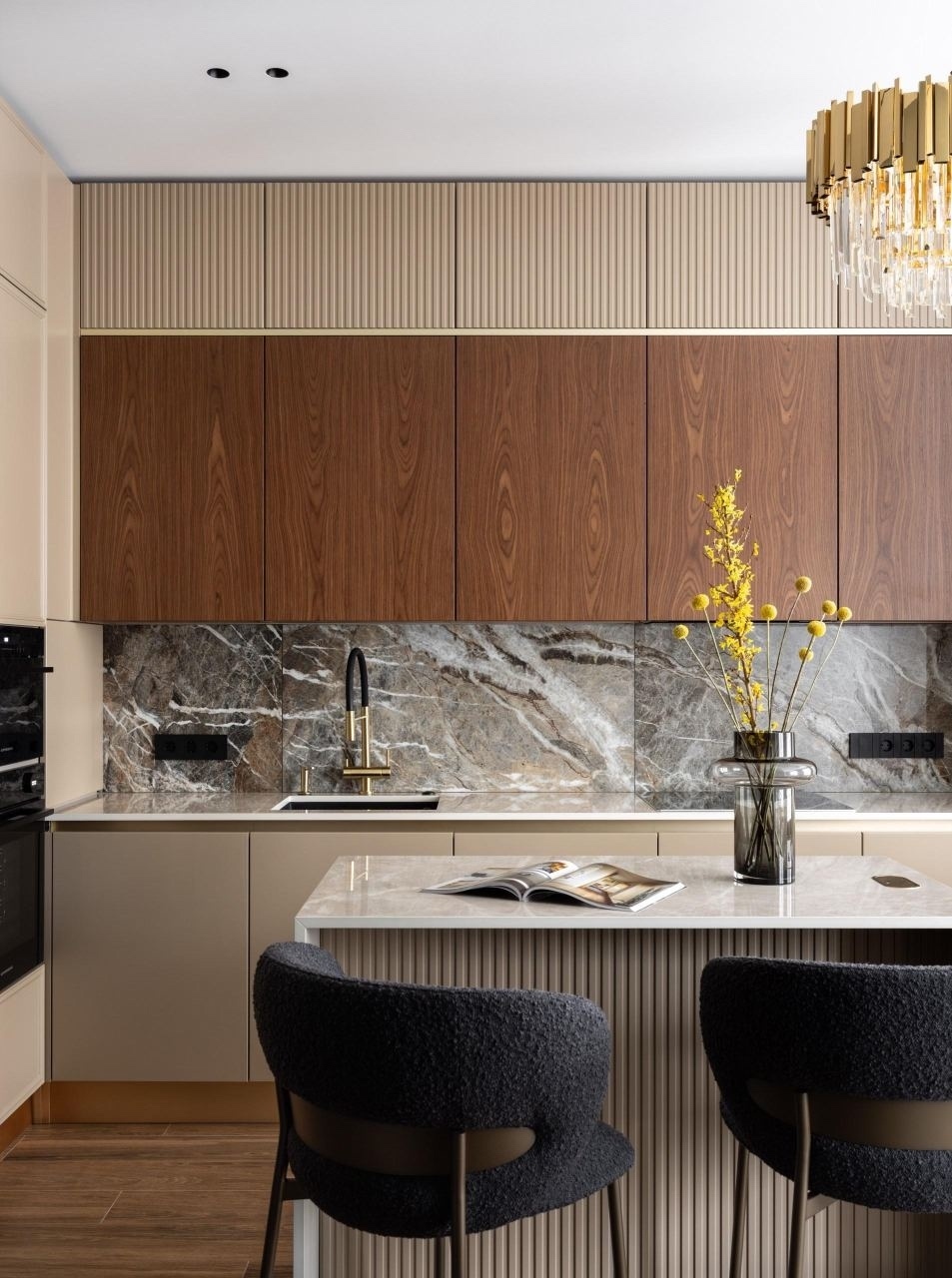 Современная неоклассика с характером: 74,5 м² в Петербурге

Молдинги, золото, мя…
