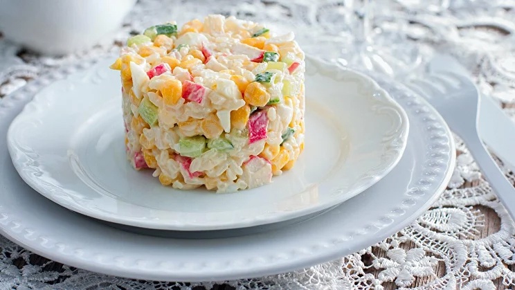 Крабовый салат с рисом и овощами
 
Ингредиенты
🍚 1 стакан риса 
🦀 200 г крабов…