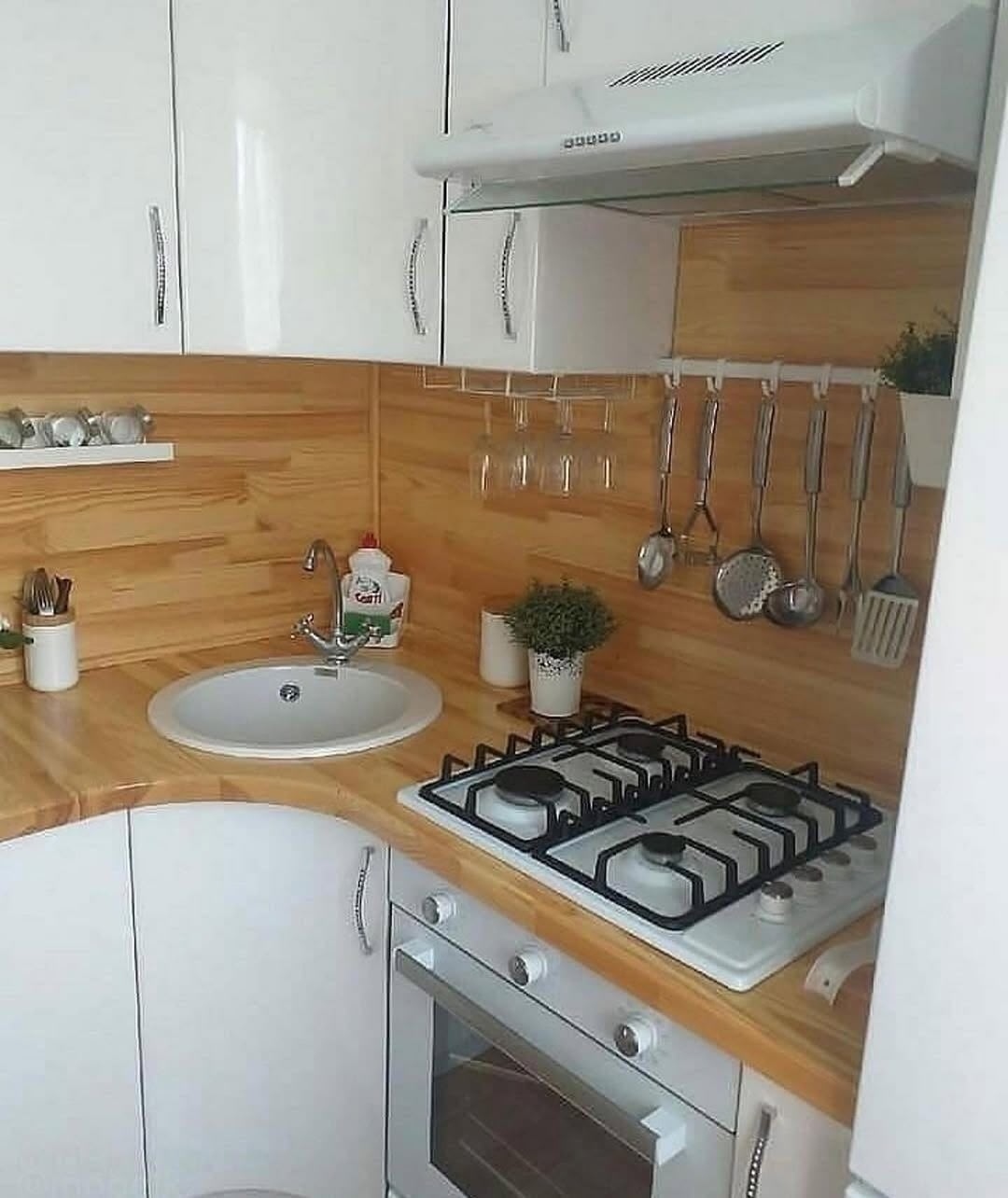 Оцените ремонт небольшои‌ кухни.