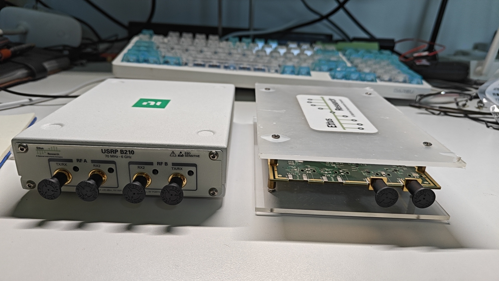 Вот мои неиспользуемые устройства USRP, включая B200mini, B210, X310 и X410. Они…