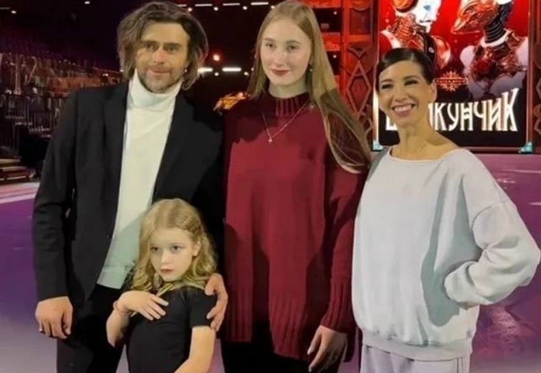 Впервые вне тени родителей 

Семилетняя Мила Чернышева, дочь ушедшей из жизни Ан…